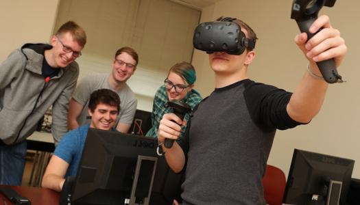 bet36365体育的学生正在做一个VR项目